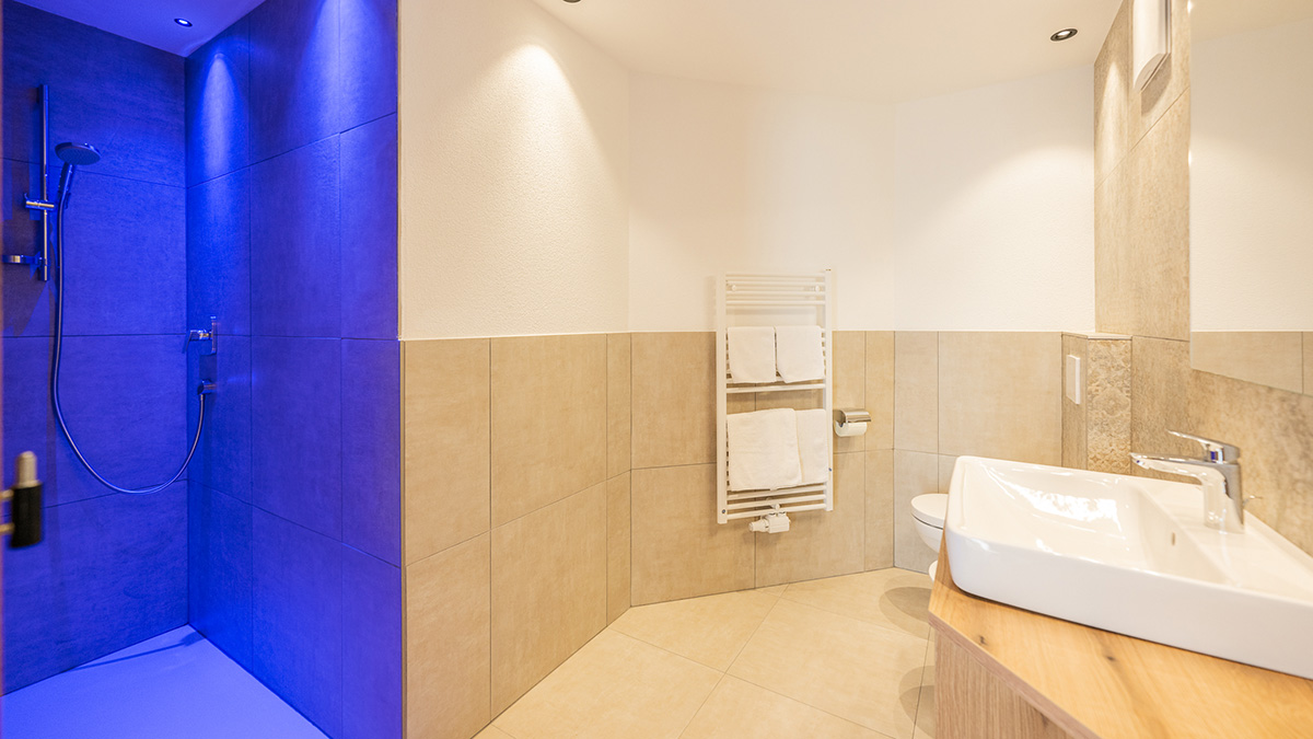 Dolomitsuite bagno con doccia e lavandino